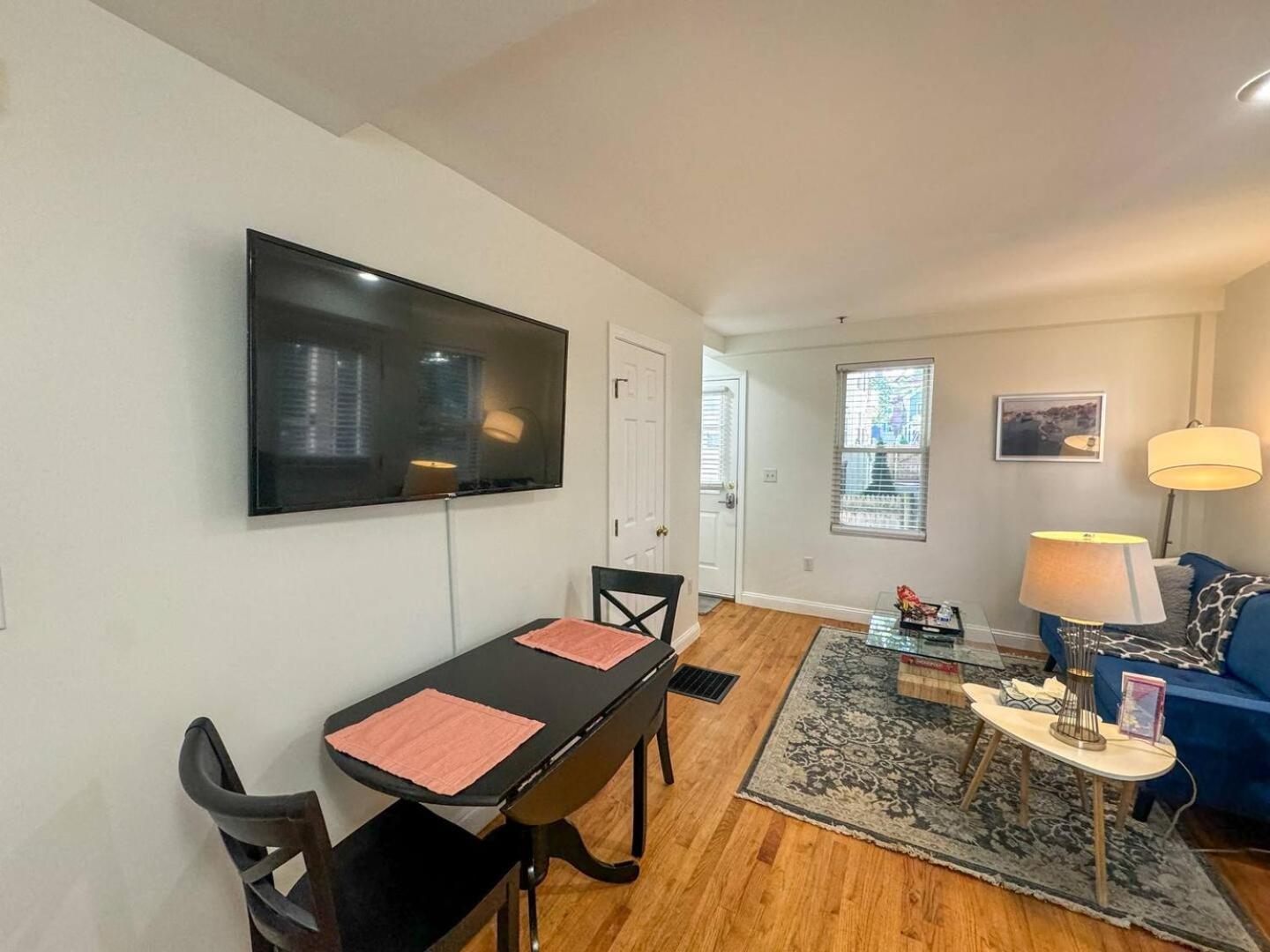 Charming Bi-Level Townhouse Near Harvard & Mit Apartment Cambridge Exterior photo